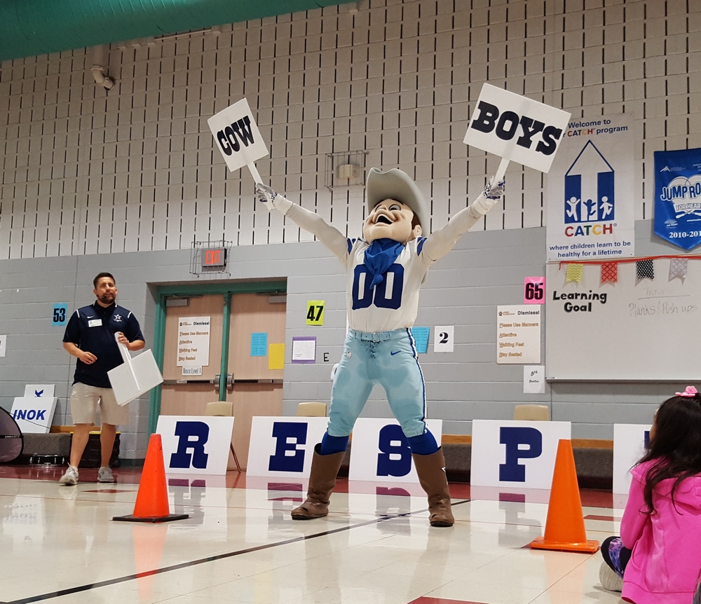 Jones Elementary welcomes Dallas Cowboys mascot