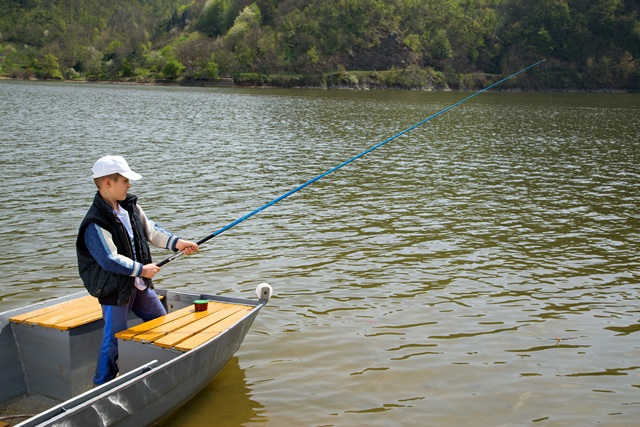 https://blueribbonnews.com/wp-content/uploads/2020/03/60375705_l-teen-boy-fishing-boat-lake-rod.jpg