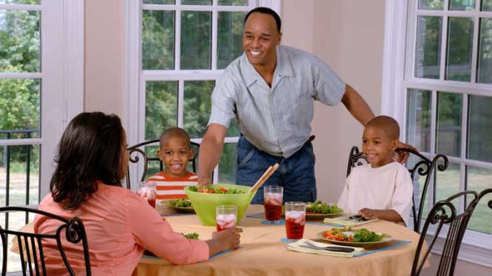 Study shows U.S. families still eat together on average 5 times a week
