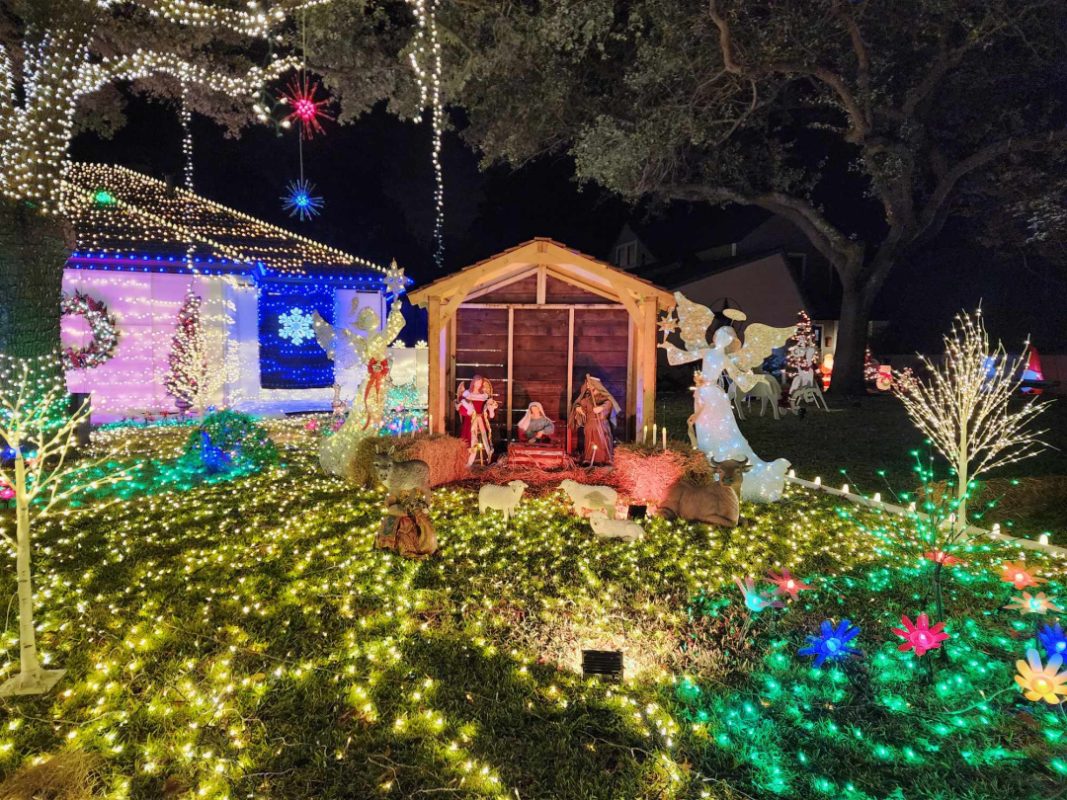 Rockwall couple shares the spirit of Christmas with inspiring light