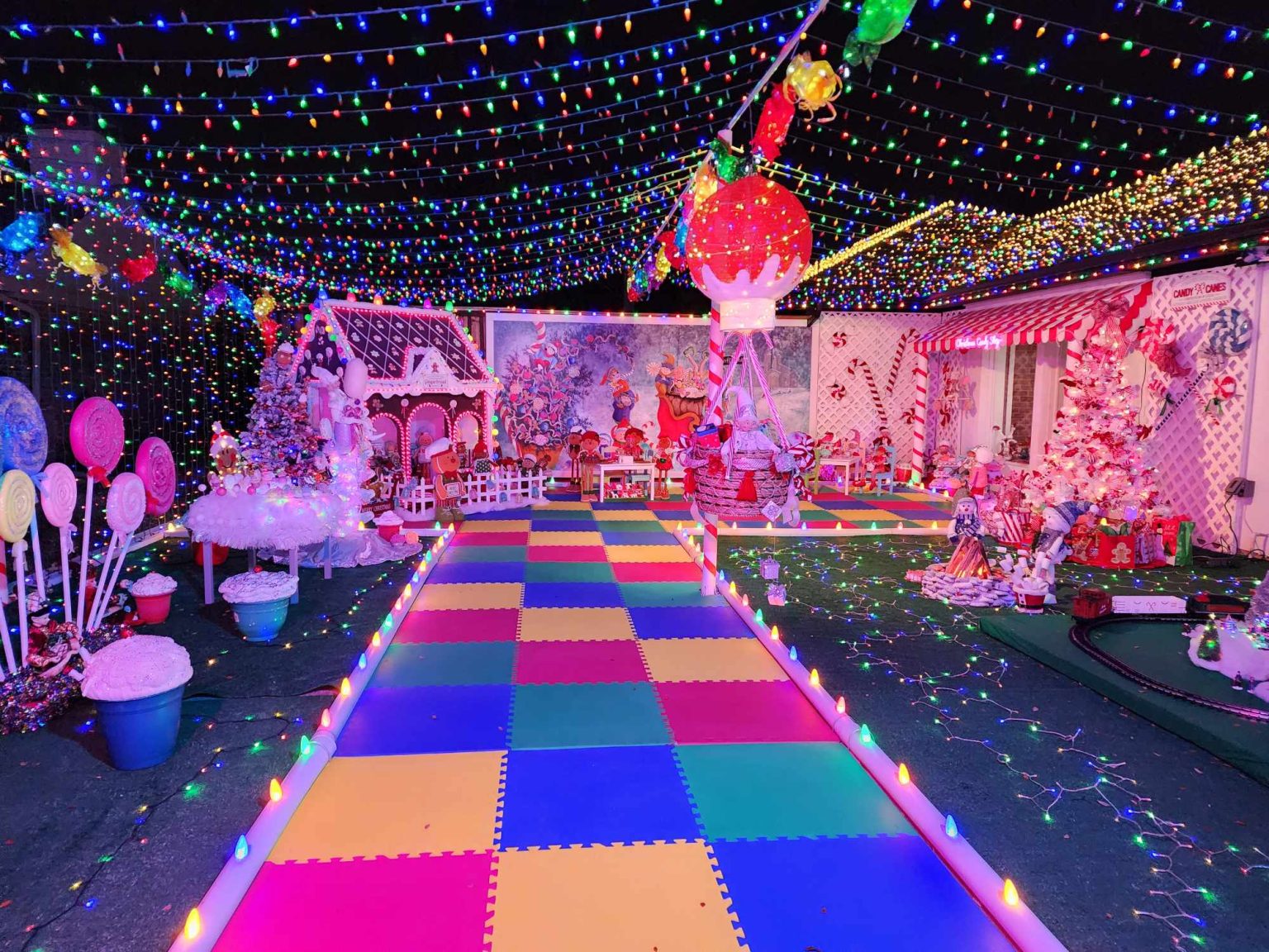 Rockwall couple shares the spirit of Christmas with inspiring light