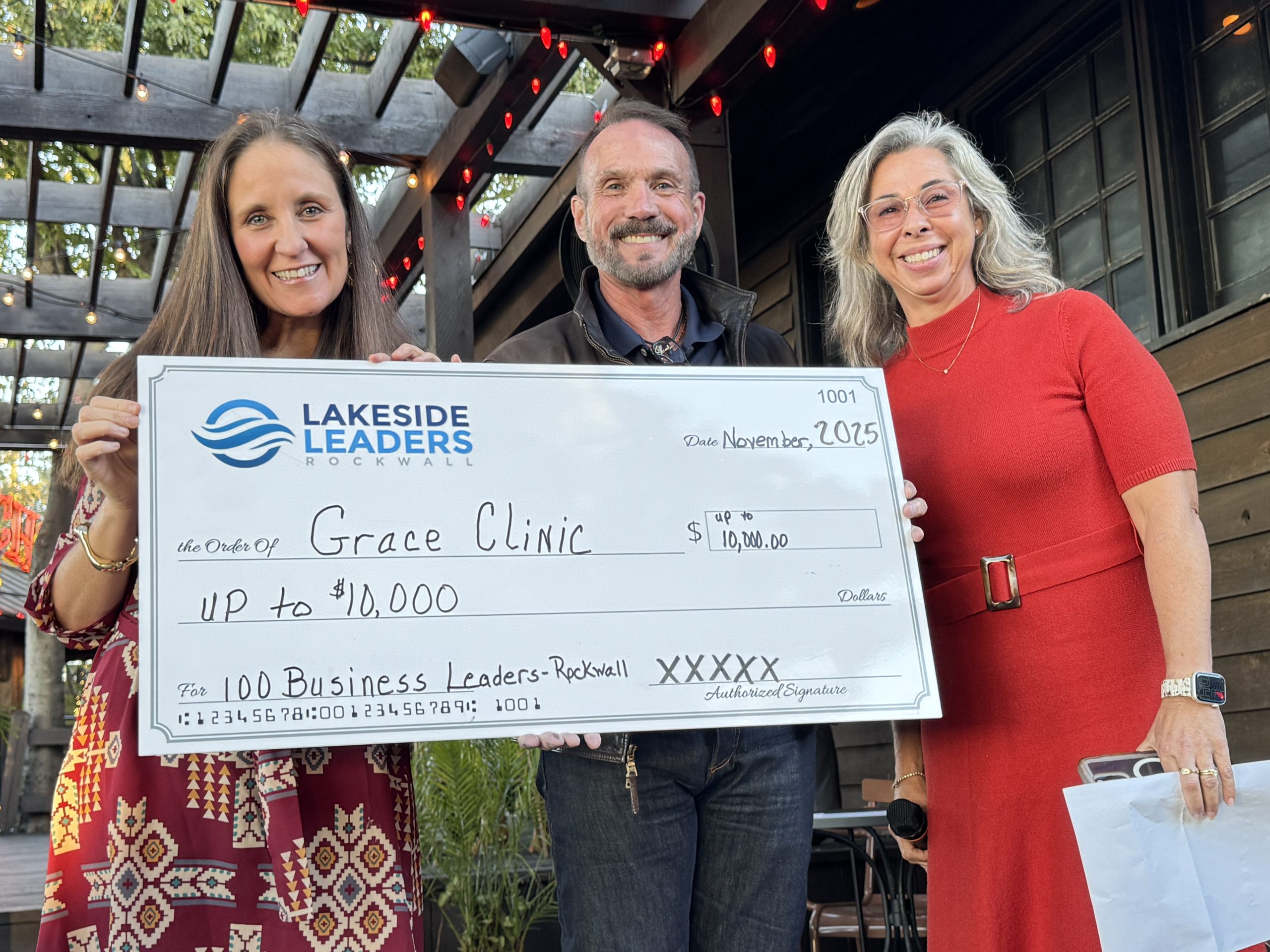 Lakeside Leaders gather to give back